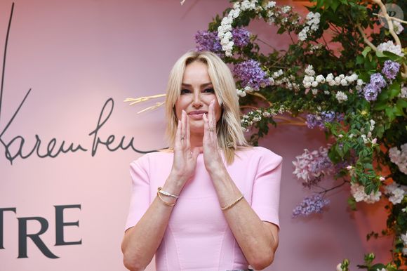 Adriana Karembeu - A l'occasion de la fête des Mères, Adriana Karembeu et Lenôtre s'associent pour créer l'entremets "Nina" au Pré Catelan à Paris le 29 avril 2025.
Cette création à quatre mains est le fruit d'une complicité artistique entre Adriana Karembeu, icône internationale de la mode, ambassadrice engagée, maman au grand cœur et Étienne Leroy Chef Patissier Lenôtre el Champion du Monde de la Pâtisserie.
Pensé comme une rose à offrir, l'entremets « Nina » est symbole de tendresse, de lien et de partage. Cette co-création soutient la Croix-Rouge française, 5% des bénéfices seront reversés à l'association, auprès de laquelle Adriana Karembeu est ambassadrice depuis plus de 25 ans. © Rachid Bellak/Bestimage