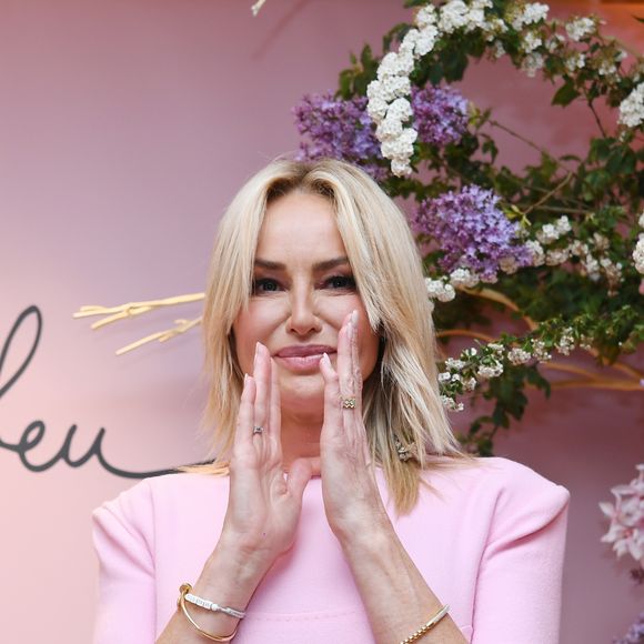 Adriana Karembeu - A l'occasion de la fête des Mères, Adriana Karembeu et Lenôtre s'associent pour créer l'entremets "Nina" au Pré Catelan à Paris le 29 avril 2025.
Cette création à quatre mains est le fruit d'une complicité artistique entre Adriana Karembeu, icône internationale de la mode, ambassadrice engagée, maman au grand cœur et Étienne Leroy Chef Patissier Lenôtre el Champion du Monde de la Pâtisserie.
Pensé comme une rose à offrir, l'entremets « Nina » est symbole de tendresse, de lien et de partage. Cette co-création soutient la Croix-Rouge française, 5% des bénéfices seront reversés à l'association, auprès de laquelle Adriana Karembeu est ambassadrice depuis plus de 25 ans. © Rachid Bellak/Bestimage