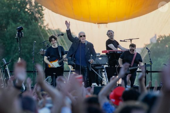 Bernard Lavilliers - Soirée du "Grand Concert de la fête de la musique" au Jardin des Tuileries, autour de la vasque olympique, présentée par D. Bürki et M. Bouhafsi et retransmis en direct sur France 2 à Paris le 21 juin 2025. © Marc Ausset-Lacroix - Jack Tribeca - Christophe Clovis / Bestimage