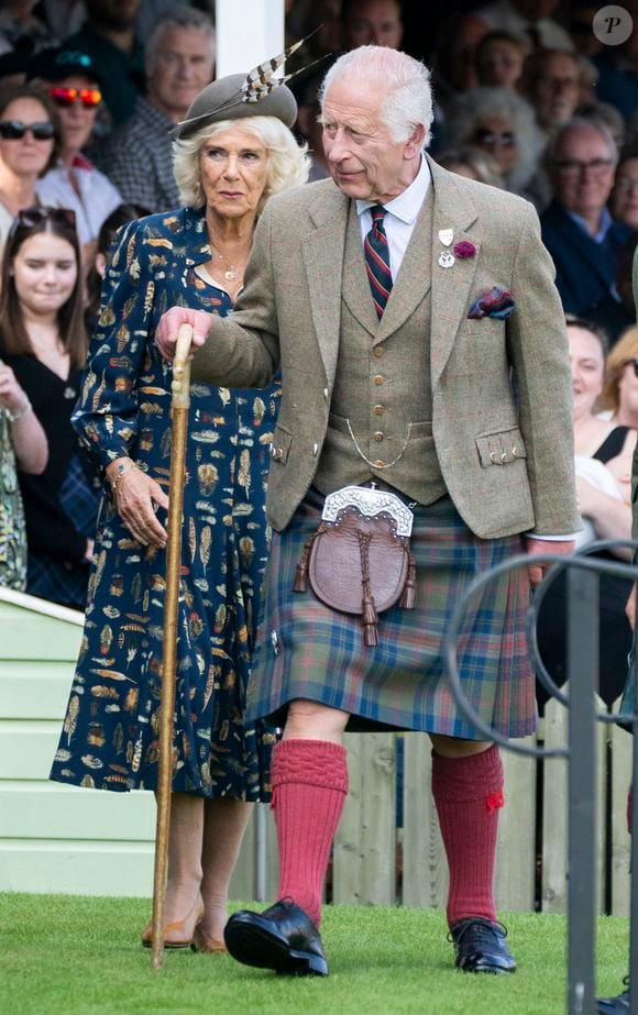 Le roi Charles III d'Angleterre et Camilla Parker Bowles, reine consort d'Angleterre, partagent un fou rire lors du Braemar Gathering 2024, le 7 septembre 2024. 
© Goff / Bestimage