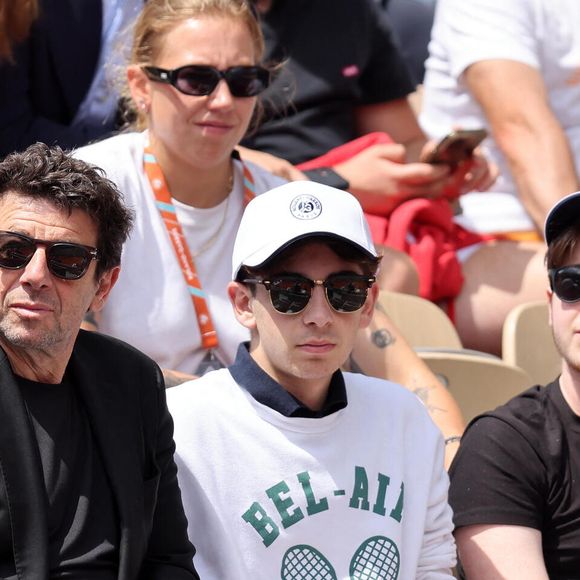 Patrick Bruel et ses fils Léon et Oscar dans les tribunes des Internationaux de France de tennis de Roland Garros 2024 à Paris, France, le 4 juin 2024. © Jacovides-Moreau/Bestimage