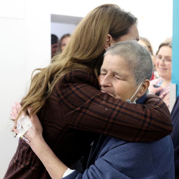 Kate Middleton a alors fait un geste vers son propre bras et sa poitrine pour évoquer l'ensemble du procédé qui permet d'administrer ses médicaments. Chose qu'il est possible de faire grâce au port-à-cath, souvent installé sous la peau avant ou au début d'une chimiothérapie.... Et qu'elle a eu ! 


Catherine (Kate) Middleton, princesse de Galles à l'hôpital Royal Marsden, où elle a reçu son traitement contre le cancer, à Londres, Royaume-Uni, le 14 janvier 2025. © Chris Jackson/WPA-Pool/Bestimage