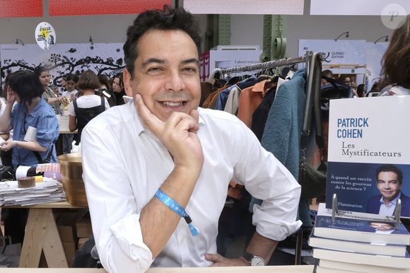 Malgré quelques difficultés (chaleur, affluence), les visiteurs ont globalement apprécié l’événement.

Patrick Cohen en dédicace lors du 5ème festival du Livre de Paris au Grand Palais (17 - 19 avril 2026) à Paris, le 19 avril 2026.
© Cédrice Perrin / Bestimage