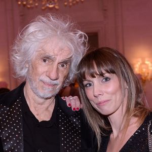 Louis Bertignac et sa femme Laetitia Brichet lors du photocall et du cocktail de la soirée des "Stéthos d'or 2023" à l'hôtel Four Seasons George V à Paris, France, le 27 mars 2023. 

 © Bellak-Guirec/Bestimage
