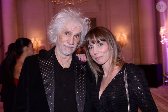 Louis Bertignac et sa femme Laetitia Brichet lors du photocall et du cocktail de la soirée des "Stéthos d'or 2023" à l'hôtel Four Seasons George V à Paris, France, le 27 mars 2023. 

 © Bellak-Guirec/Bestimage