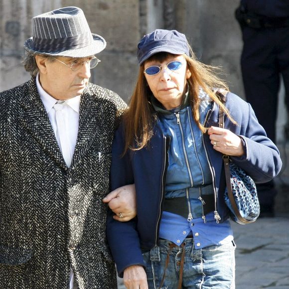 Fidèle à sa discrétion, il n’a jamais recherché la célébrité malgré son immense talent.

En France, à Paris, Areski Belkacem et sa femme Brigitte Fontaine lors des obsèques d'Alain Bashung dans l'église de Saint-Germain-des-Prés. Le 20 mars 2009. © Jean-Jacques Descamps via Bestimage