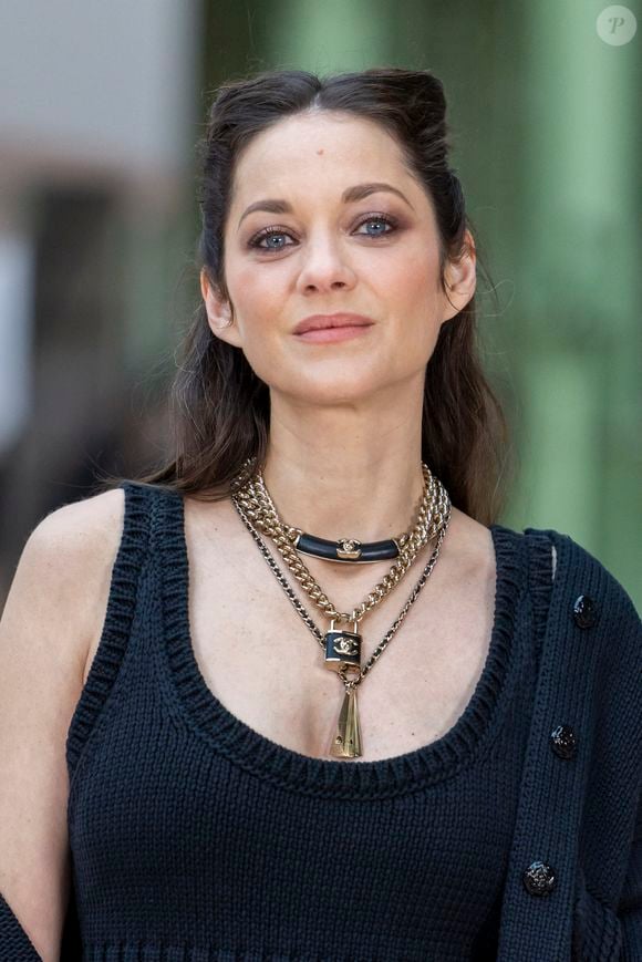 Marion Cotillard au défilé Chanel au Grand Palais, "Collection Haute Couture Printemps/Eté 2025" lors de la Fashion Week de Paris (PFW), le 28 janvier 2025. 
© Olivier Borde / Bestimage
