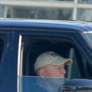 EXCLUSIVITÉ Studio City, Californie. Bruce Willis a été aperçu au volant d'un SUV noir tandis que son équipe de sécurité le conduisait dans Studio City pendant une heure. L'acteur, vêtu d'une casquette légère, est resté calme et serein tout au long du trajet. Après avoir fait le tour de la ville, le groupe a regagné la résidence de Bruce. Backgrid USA / Bestimage
