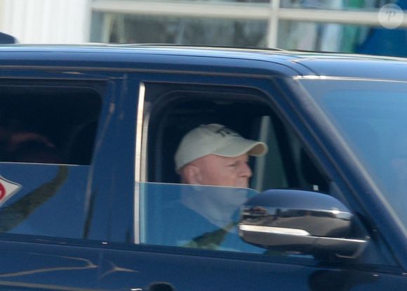 EXCLUSIVITÉ Studio City, Californie. Bruce Willis a été aperçu au volant d'un SUV noir tandis que son équipe de sécurité le conduisait dans Studio City pendant une heure. L'acteur, vêtu d'une casquette légère, est resté calme et serein tout au long du trajet. Après avoir fait le tour de la ville, le groupe a regagné la résidence de Bruce. Backgrid USA / Bestimage