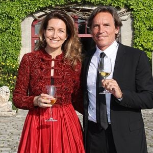 Aux commandes du JT de TF1 depuis 2015, Anne-Claire Coudray se souvient encore de ses premiers pas, empreints de doute et de fragilité. 

Anne-Claire Coudray et son compagnon Nicolas Vix lors de la fête de la fleur et l'intronisation de personnalités commandeurs et ambassadeurs par la Commanderie du Bontemps au Château Smith Haut Lafitte à Martillac
© Fabien Cottereau / Patrick Bernard / Bestimage