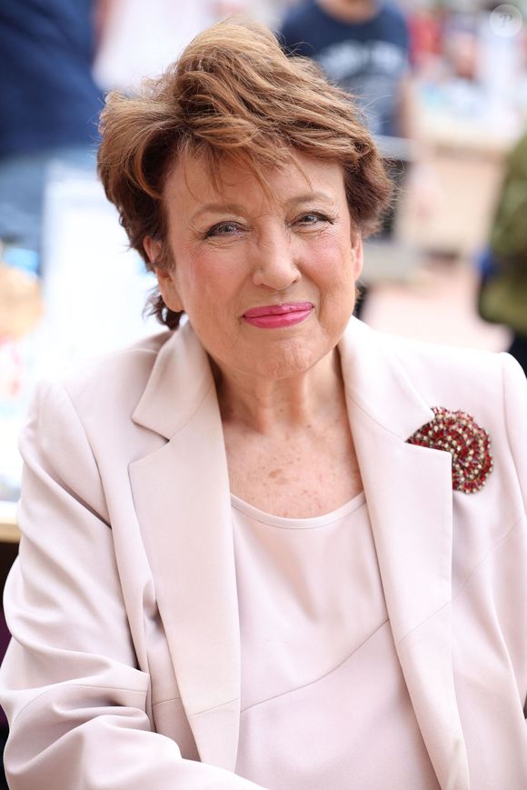 Roselyne Bachelot assite au 5ème festival du Livre de Paris au Grand Palais à Paris, France, le 18 avril 2026. Les 17, 18 et 19 avril 2026, le Festival du livre de Paris célébrera les livres et la lecture, sous toutes ses formes, pour tous les publics. © Denis Guignebourg/Bestimage