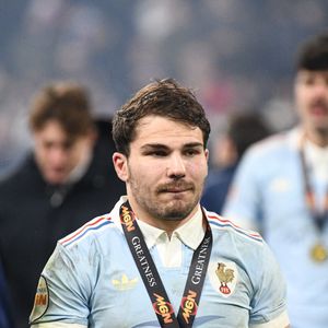 Antoine Dupont exulte lors du Tournoi des Six Nations, après la victoire 48-46 de la France face à l'Angleterre au Stade de France à Paris, en France, le 14 mars 2026. 

Photo de Florian Poitout/ABACAPRESS.COM
