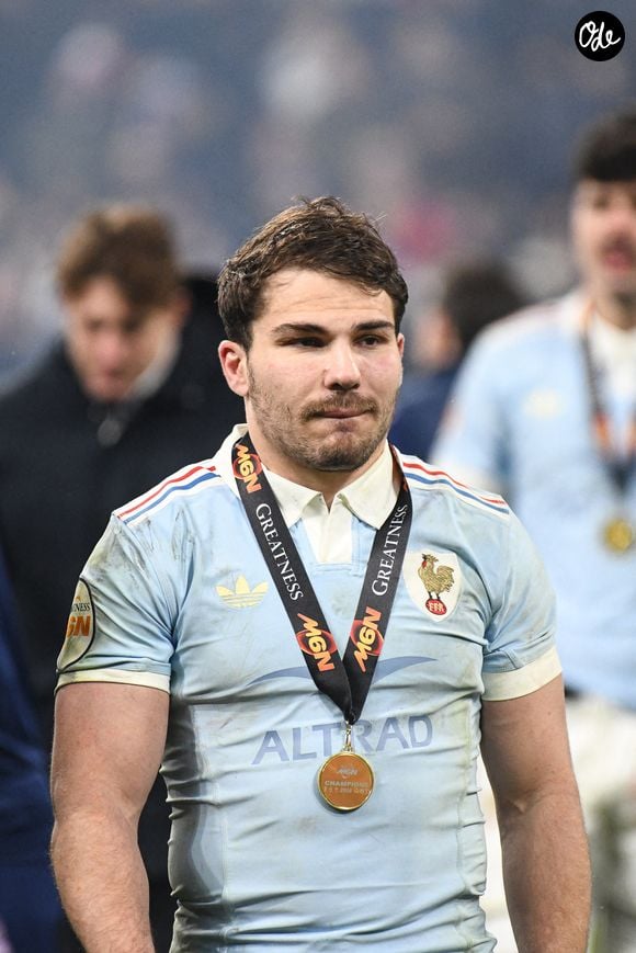 Antoine Dupont exulte lors du Tournoi des Six Nations, après la victoire 48-46 de la France face à l'Angleterre au Stade de France à Paris, en France, le 14 mars 2026. 

Photo de Florian Poitout/ABACAPRESS.COM