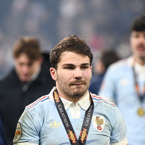 Antoine Dupont exulte lors du Tournoi des Six Nations, après la victoire 48-46 de la France face à l'Angleterre au Stade de France à Paris, en France, le 14 mars 2026. 

Photo de Florian Poitout/ABACAPRESS.COM