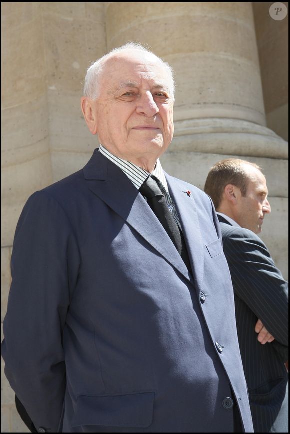 Pierre Bergé à la première messe anniversaire de la mort d'Yves Saint Laurent à l'église Saint Roch à Paris. © CYRIL MOREAU / BESTIMAGE