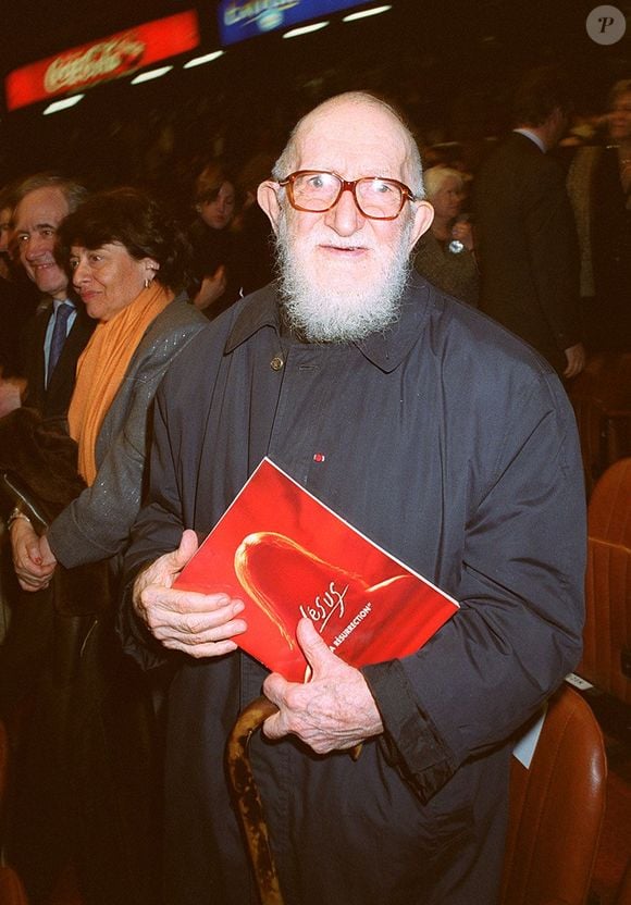 Parfois sur des personnes mineures et des membres de sa propre famille comme le rapporte Le Parisien ce 14 janvier 2025
L'abbé Pierre à la générale de la pièce Jésus le 11 avril 2000