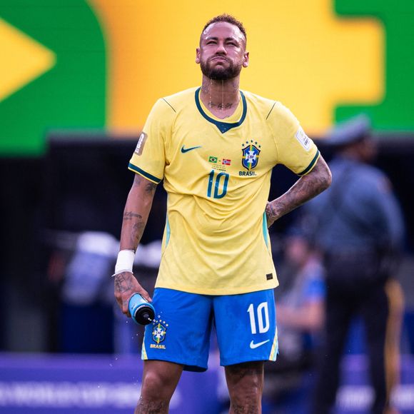Pour elle, écouter ses besoins et accepter sa vulnérabilité font pleinement partie de la véritable force émotionnelle.

Neymar après la défaite du Brésil contre la Norvège lors de la Coupe du monde 2026 au Jersey Stadium de New York, le 5 juillet 2026.

© Imago/PsnewZ/Bestimage