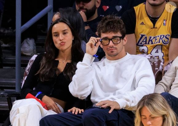 12 novembre 2023, Los Angeles, Californie, États-Unis : Le pilote de F1 pour Ferrari Charles Leclerc et sa petite amie Alexandra Saint Mleux assistent au match entre les Los Angeles Lakers et les Portland Trail Blazers à la Crypto.com Arena (Image de crédit : © PI via ZUMA Press Wire)