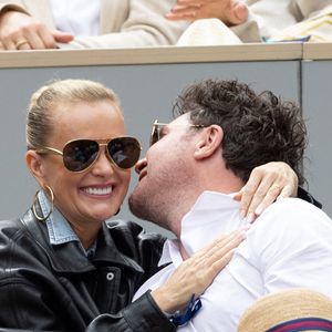 Laeticia Hallyday et son petit ami Frédéric Suant en tribune lors des Internationaux de France 2025 à Roland Garros le 26 mai 2025 à Paris, France. Photo by Nasser Berzane/ABACAPRESS.COM