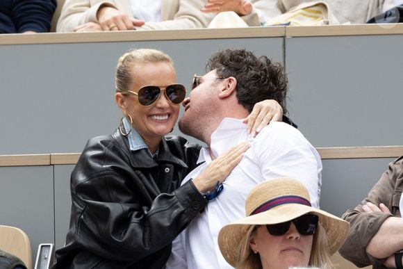 Laeticia Hallyday et son petit ami Frédéric Suant en tribune lors des Internationaux de France 2025 à Roland Garros le 26 mai 2025 à Paris, France. Photo by Nasser Berzane/ABACAPRESS.COM