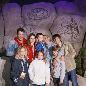Exclusif - Elodie Gossuin et son mari Bertrand Lacherie en famille avec leur 4 enfants et leur neveu lors de l'inauguration du festival Toutatis au Parc Asterix à Plailly le 12 mai 2023.

© Christophe Aubert via Bestimage