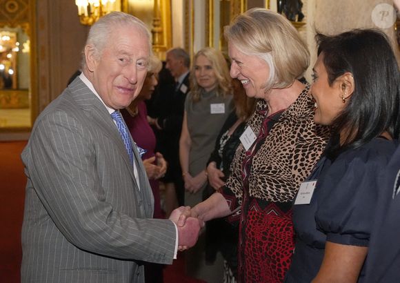 Le roi Charles III salue un invité lors d'une réception au palais de Buckingham, à Londres. Photo par Aaron Chown/PA Wire - Abaca