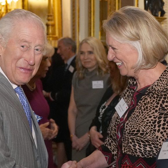 Le roi Charles III salue un invité lors d'une réception au palais de Buckingham, à Londres. Photo par Aaron Chown/PA Wire - Abaca