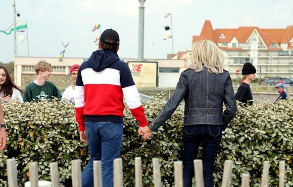 Un bien situé au Touquet, autrefois propriété de la famille de la Première dame

Le président de la république Emmanuel Macron et la première dame Brigitte Macron s'offrent une promenade sur la plage du Touquet la veille du 2 ème tour des élections présidentielles 2022 le 23 avril 2022.
© Dominique Jacovides / Bestimage