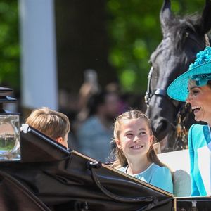 Elle qui est pourtant connue pour être sage, obéissante et rentrant dans les rangs, a surpris.

La princesse Charlotte de Galles, Catherine (Kate) Middleton, princesse de Galles, - Les membres de la famille royale britannique arrivent à Buckingham Palace pour la cérémonie Trooping the Colour à Londres, le 14 juin 2025. Affecté par le crash du Boeing 787 Dreamliner à Ahmedabad du 12 juin, le souverain et les officiels porteront un brassard noir en hommage aux plus de 270 victimes. Bon nombre d'elles étaient des ressortissants britanniques.
© Backgrid / Bestimage