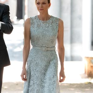 C'est une allure classique que Charlène a choisie en misant sur une robe ceinturée Oscar de la Renta et des slingback

La princesse Charlène de Monaco lors du 150ème anniversaire de l'établissement des premières relations diplomatiques entre l'Espagne et Monaco au Jardin botanique royal à Madrid le 1er juin 2026. LALO YASKY / BESTIMAGE