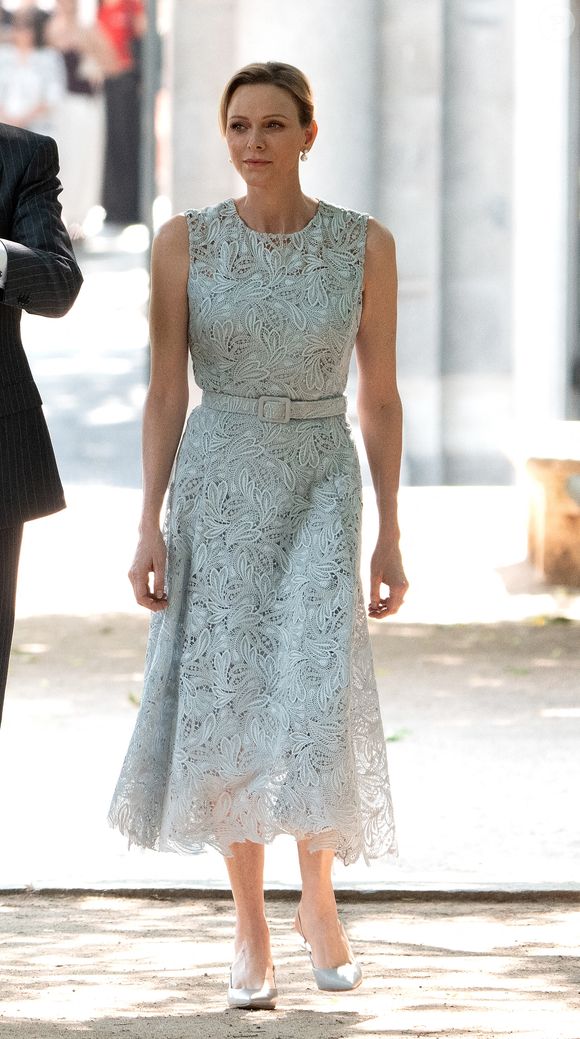 C'est une allure classique que Charlène a choisie en misant sur une robe ceinturée Oscar de la Renta et des slingback

La princesse Charlène de Monaco lors du 150ème anniversaire de l'établissement des premières relations diplomatiques entre l'Espagne et Monaco au Jardin botanique royal à Madrid le 1er juin 2026. LALO YASKY / BESTIMAGE