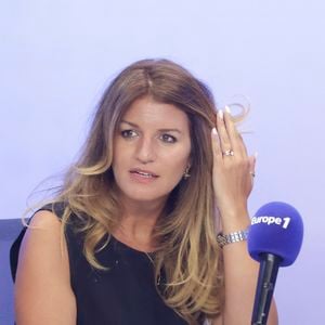 dont le traducteur de la cérémonie, qui était là par obligation selon la loi italienne.

Marlène Schiappa sur le plateau de l'émission "On marche sur la tête", diffusée en direct sur Europe 1. Le 26 août 2024
© Jack Tribeca / Bestimage