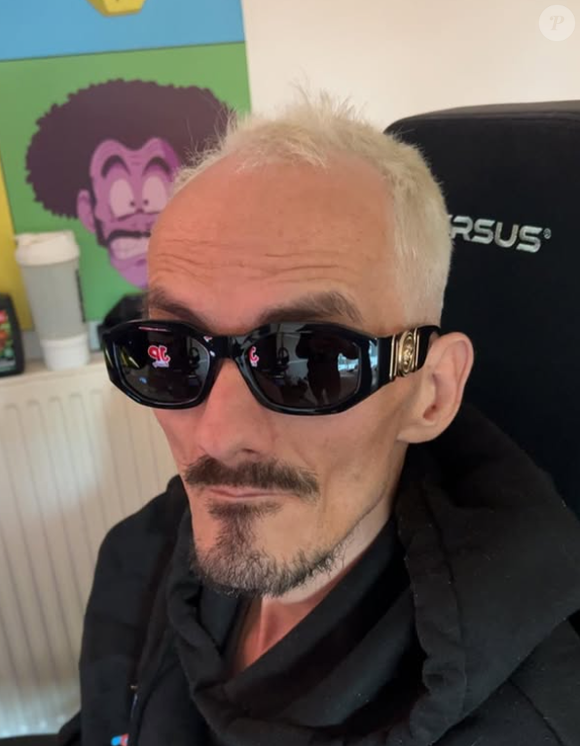 Un streamer français suivi par un demi-million d'abonnés perd la vie en  plein live, il apparaît allongé sans vie - Purepeople