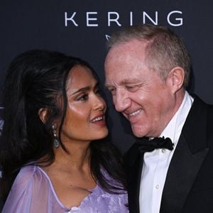Salma Hayek et François-Henri Pinault assistent à la remise des prix KERING Women In Motion et au dîner présidentiel du Festival de Cannes, place de la Castre, dans le cadre de la 77e édition du Festival de Cannes. Crédit : Doug Peters/EMPICS ...