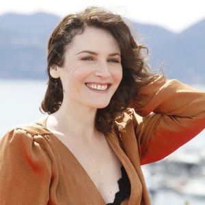 Elsa Lunghini au photocall de la série "Ici tout commence" lors de la 5ème saison du festival International des Séries "Canneseries" à Cannes, France, le 2 avril 2022. © Denis Guignebourg/Bestimage