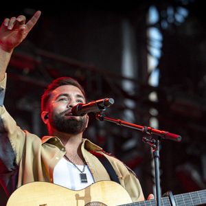 Kendji Girac en concert lors du festival de musique du Printemps de Perouges au Chateau de Saint-Maurice-de-Remens le 29 juin 2025. © Sandrine Thesillat / PsNewZ / Bestimage