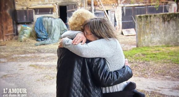 Après quoi, Denis a partagé sa décision à Romy, devant Sylvie. Les trois amis se sont alors pris dans les bras une dernière fois, tous en pleurs, tristes de se quitter.

Denis fait son choix dans "L'amour est dans le pré"