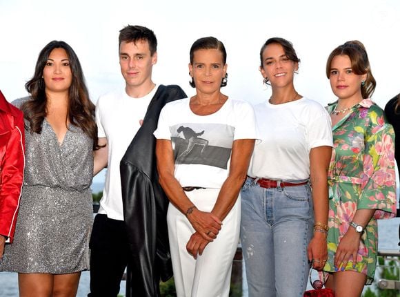 "Mon oreille est toujours ouverte et mon épaule est toujours là pour pleurer dessus et ça depuis qu’ils sont tout petits. Je pense que c’est la meilleure manière de les accompagner" 
Exclusif - Marie et Louis Ducruet, la princesse Stéphanie de Monaco, Pauline Ducruet et Camille Goetlieb durant la traditionnelle soirée d'été de Fight Aids Monaco au Sporting Club de Monaco, le 23 juillet 2022. Cette année, les artistes de "Queen Machine" ont répondu présents pour se produire sur la scène de la Salle des Etoiles, au profit de l'association Fight Aids Monaco, fondée en 2004 par la princesse Stéphanie de Monaco. Le thème de la soirée a inspiré bon nombre d'invités qui n'ont pas hésité, soit à se grimer en Freddie Mercury, soit à porter un t-shirt du mythique groupe anglais ou tout simplement à se coller une petite moustache. Cette soirée permet de récolter des fonds pour venir en aide aux malades du SIDA. Monaco. © Bruno Bebert/Bestimage