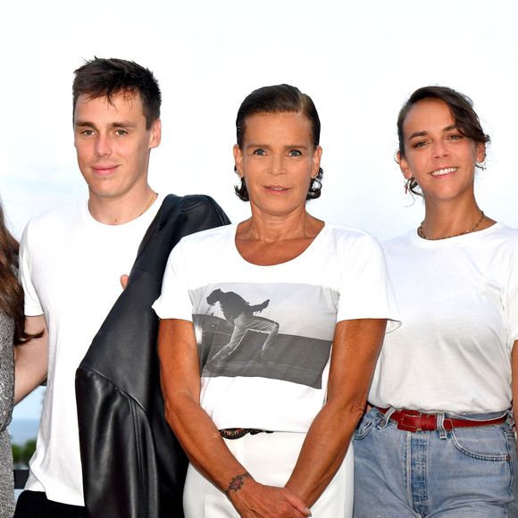 "Mon oreille est toujours ouverte et mon épaule est toujours là pour pleurer dessus et ça depuis qu’ils sont tout petits. Je pense que c’est la meilleure manière de les accompagner" 
Exclusif - Marie et Louis Ducruet, la princesse Stéphanie de Monaco, Pauline Ducruet et Camille Goetlieb durant la traditionnelle soirée d'été de Fight Aids Monaco au Sporting Club de Monaco, le 23 juillet 2022. Cette année, les artistes de "Queen Machine" ont répondu présents pour se produire sur la scène de la Salle des Etoiles, au profit de l'association Fight Aids Monaco, fondée en 2004 par la princesse Stéphanie de Monaco. Le thème de la soirée a inspiré bon nombre d'invités qui n'ont pas hésité, soit à se grimer en Freddie Mercury, soit à porter un t-shirt du mythique groupe anglais ou tout simplement à se coller une petite moustache. Cette soirée permet de récolter des fonds pour venir en aide aux malades du SIDA. Monaco. © Bruno Bebert/Bestimage