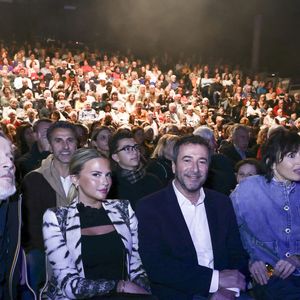 Pour assister à un magnifique show de cabaret

Exclusif - Kelly Vedovelli, Bernard Montiel, Géraldine Maillet et Jean-Michel Maire - Les célèbres personnalités de la télé se sont retrouvés avec bonheur, dans le Sud, à Vallauris Golf-Juan, pour assister à un magnifique show de cabaret, en présence de Mr Le Maire K. Luciano et ses adjoints, heureux de répondre à l'invitation du dynamique Président de l'association "Valoriser Vallauris Golf-Juan", Mr B. Darde, ce passionné d'art et du monde associatif projette également de créer un Musée de Sculpture à ciel ouvert , mêlant Art et Espace Public.  © Jack Tribeca/Bestimage