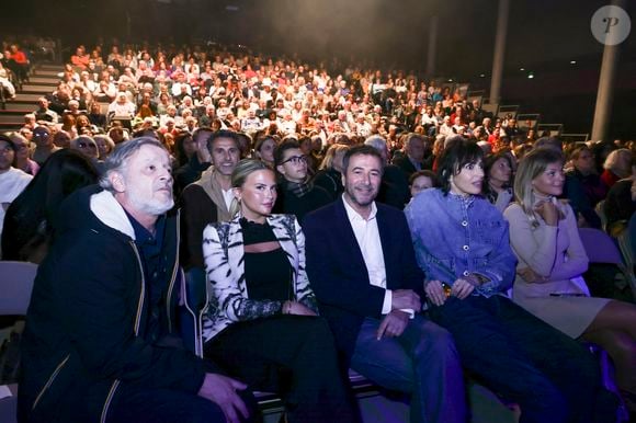 Pour assister à un magnifique show de cabaret

Exclusif - Kelly Vedovelli, Bernard Montiel, Géraldine Maillet et Jean-Michel Maire - Les célèbres personnalités de la télé se sont retrouvés avec bonheur, dans le Sud, à Vallauris Golf-Juan, pour assister à un magnifique show de cabaret, en présence de Mr Le Maire K. Luciano et ses adjoints, heureux de répondre à l'invitation du dynamique Président de l'association "Valoriser Vallauris Golf-Juan", Mr B. Darde, ce passionné d'art et du monde associatif projette également de créer un Musée de Sculpture à ciel ouvert , mêlant Art et Espace Public.  © Jack Tribeca/Bestimage