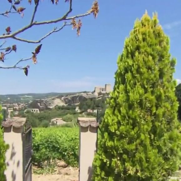 Michel Drucker dévoile des images de la maison de Mimie Mathy située à Vaison-la-Romaine dans l'émission Vivement dimanche le 9 février 2025 sur France 3.