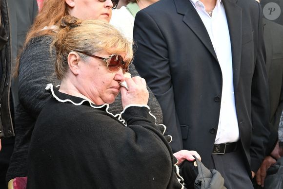 Violette Petrucciani (mère de Loana) - Sorties des obsèques de Loana Petrucciani dans la cathédrale Sainte-Réparate à Nice le 10 avril 2026. L'ancienne star de téléréalité a été retrouvée morte dans son appartement niçois par les autorités, le 25 mars dernier. © Bruno Bebert/Bestimage