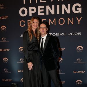 Christophe Soumillon, jockey de renommée mondiale, profite ainsi d'une pause dans son entraînement quotidien rigoureux.

Sophie Thalmann-Soumillon, Christophe Soumillon lors de la cérémonie d'ouverture du Qatar Prix de l'Arc de Triomphe au Pré Catelan le 2 octobre 2025.

© Anne-Sophie Guebey / Bestimage