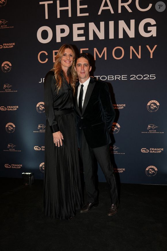Christophe Soumillon, jockey de renommée mondiale, profite ainsi d'une pause dans son entraînement quotidien rigoureux.

Sophie Thalmann-Soumillon, Christophe Soumillon lors de la cérémonie d'ouverture du Qatar Prix de l'Arc de Triomphe au Pré Catelan le 2 octobre 2025.

© Anne-Sophie Guebey / Bestimage