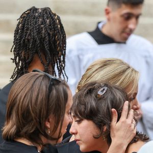 Ninon Ardisson, Manon Ardisson, Audrey Crespo-Mara - Sorties des obsèques de Thierry Ardisson en l’église Saint-Roch de Paris, France, le 17 juillet 2025. © Clovis-Jacovides/Bestimage