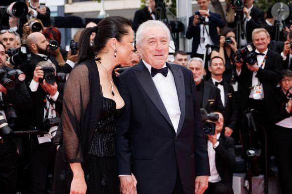 Malgré leur grande différence d'âge, l'instructrice d'arts martiaux et l'acteur octogénaire ne se sont jamais quittés. 

Tiffany Chen et son compagnon Robert de Niro - Montée des marches du film « Partir un jour » pour la cérémonie d’ouverture du 78ème Festival International du Film de Cannes, au Palais des Festivals à Cannes. Le 13 mai 2025
© Jacovides-Moreau / Bestimage