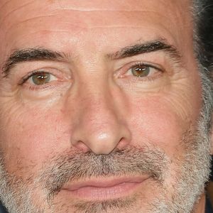 La carrière de Bruno Salomone avait véritablement commencé en 1994, avec la création de "Nous Ç Nous" notamment aux côtés de son grand ami Jean Dujardin.

Jean Dujardin - Avant-première du film "Les rayons et les ombres au cinéma Pathé Wepler à Paris le 17 mars 2026. © Coadic Guirec/Bestimage