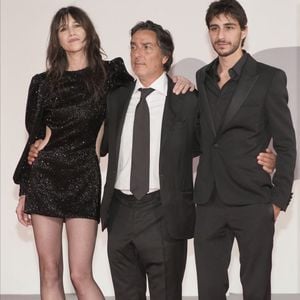Ben Attal est l'aîné 

Charlotte Gainsbourg, son compagnon Yvan Attal et leur fils Ben à la première de "Les Choses Humaines" au 78ème Festival International du Film de Venise (Mostra)