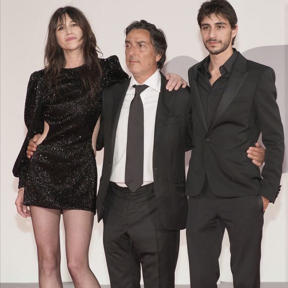 Ben Attal est l'aîné 

Charlotte Gainsbourg, son compagnon Yvan Attal et leur fils Ben à la première de "Les Choses Humaines" au 78ème Festival International du Film de Venise (Mostra)